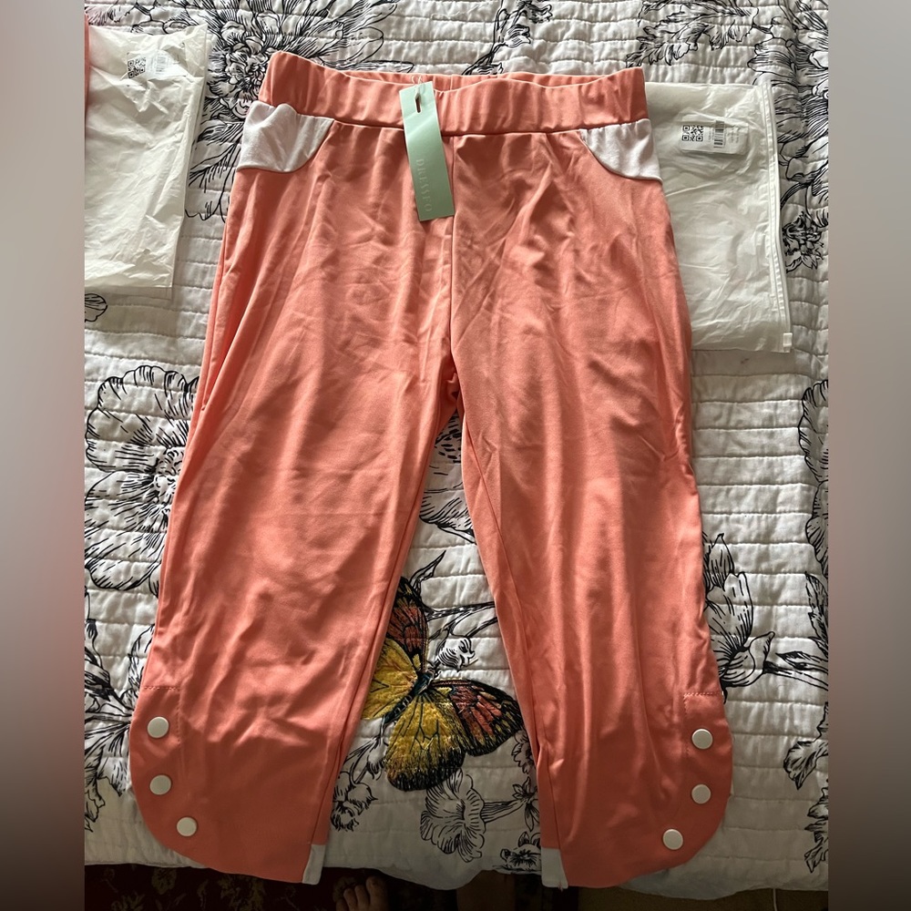 Capri sizes Lg Runs small more Like a Med